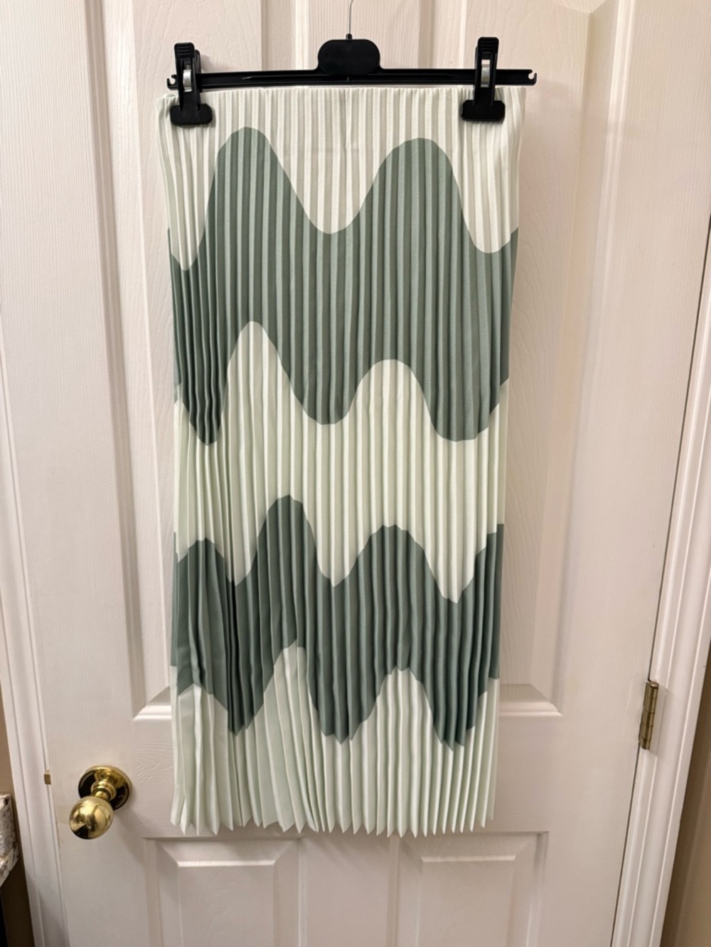 Marimekko Pleated Wave-Pattern Midi Skirt in Sage and White - Picture 7 of 9